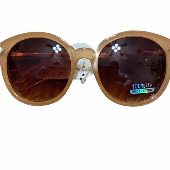 Sunglasses comes with hard case 2 for $30 100% UV Protection. - Picture 4 of 6